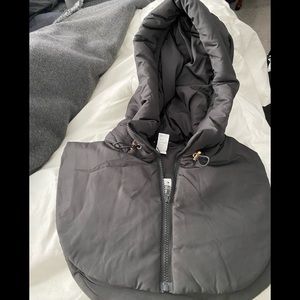 Sisley padded hoody dickie. NWT black